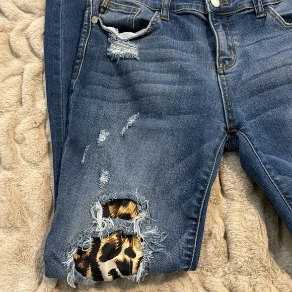 Judy blue leopard patch jeans - Picture 2 of 9